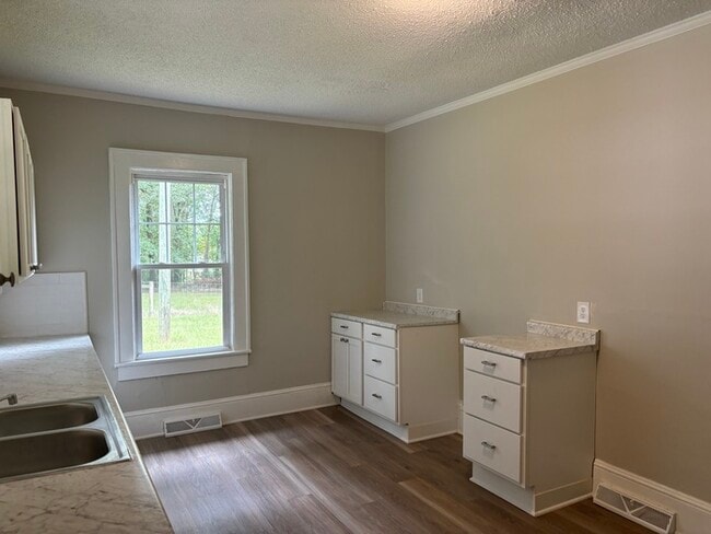 Building Photo - 3 bedroom 2 bathroom renovated house