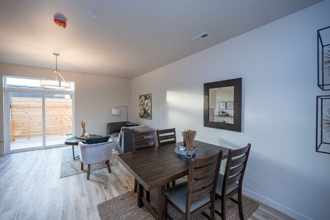 Foto del edificio - Carefree living in vibrant downtown Puyallup!