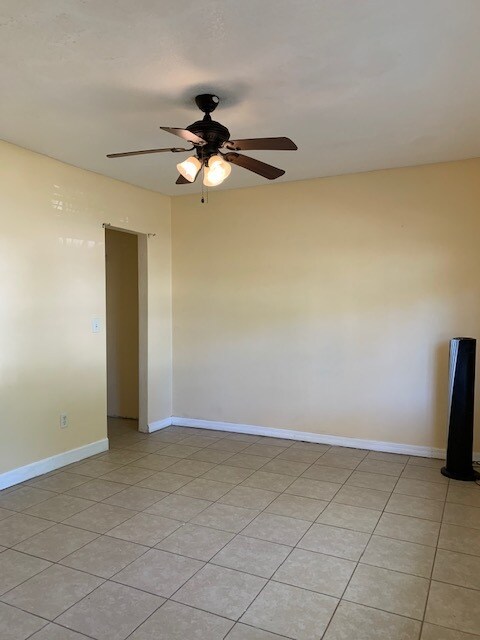 Building Photo - 1/1 in DeLand, close to shopping!