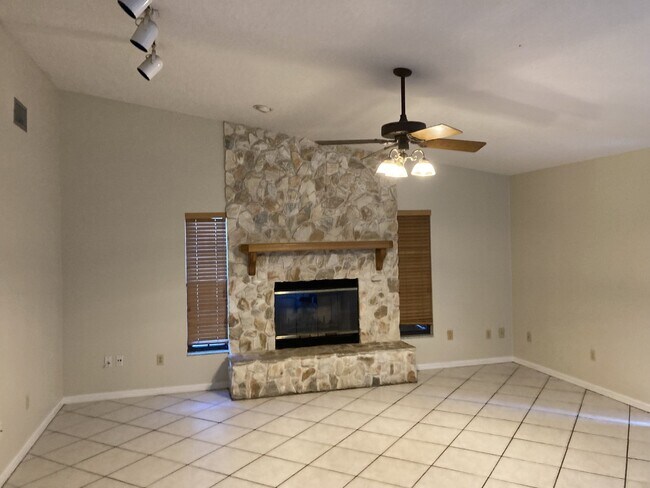 Building Photo - Charming 3 bedroom, 2 bathroom house with ...