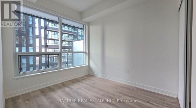 Photo du bâtiment - 110 Broadway Ave