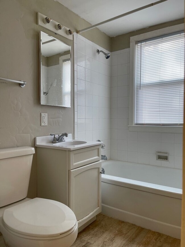 Dundee Village Rentals (820 N 46th St) - Dundee Village Rentals (820 N 46th St) Apartment