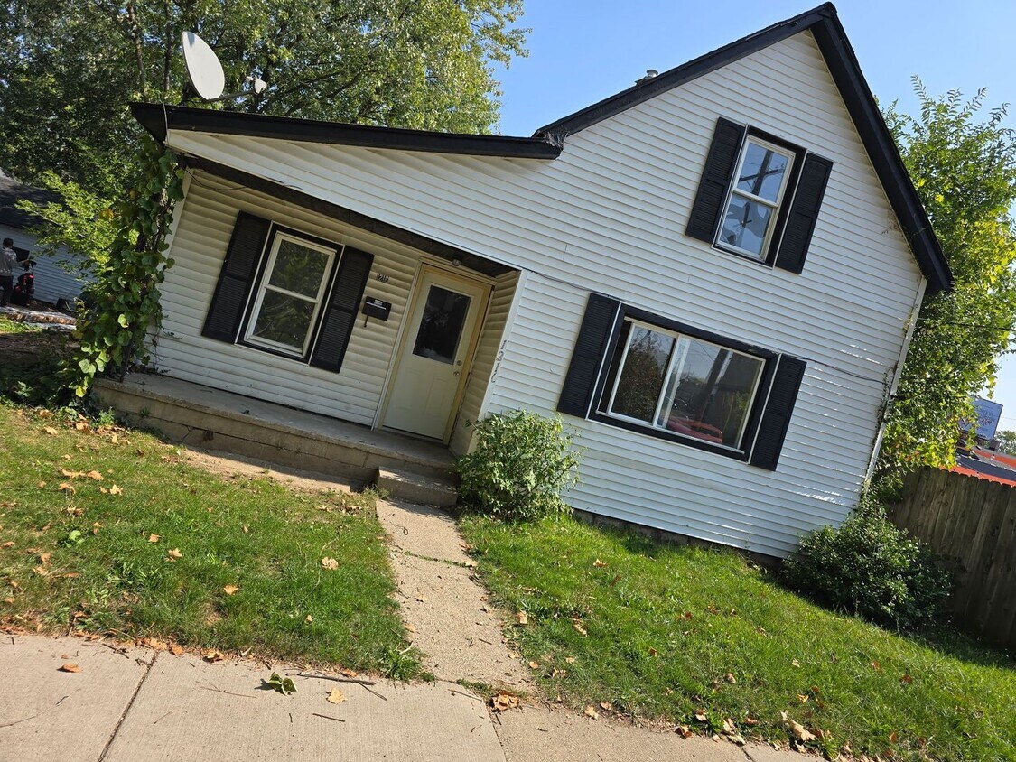 Foto principal - Four Bedroom Home in Northwest Grand Rapids