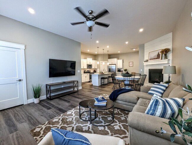 Building Photo - BRAND NEW Star Townhome!
