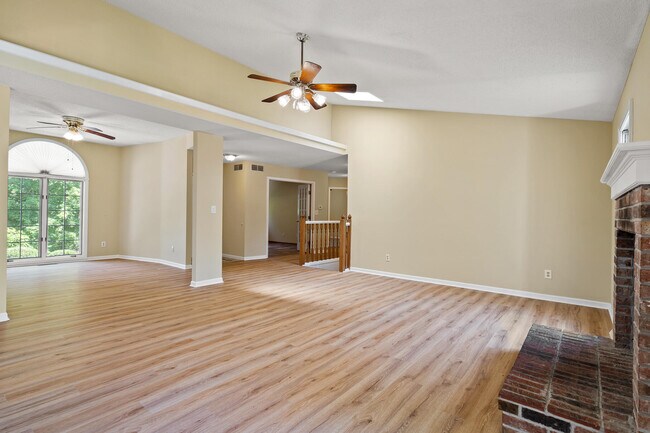 Foto del edificio - 2601 Hillshire Dr