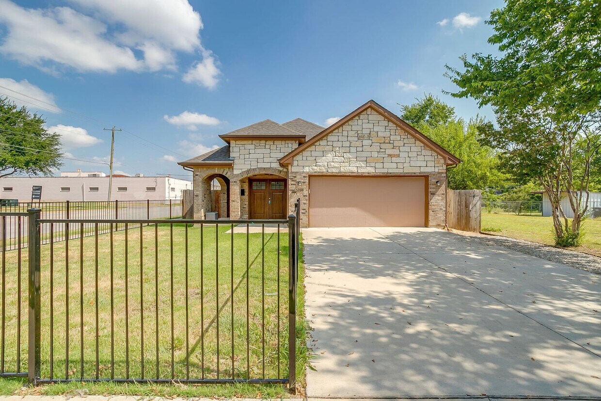 Primary Photo - Great Custom 3 Bedroom, 2 Bath Home in Wes...