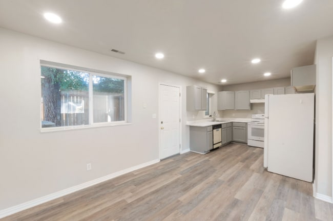 Building Photo - 470 W 1600 S