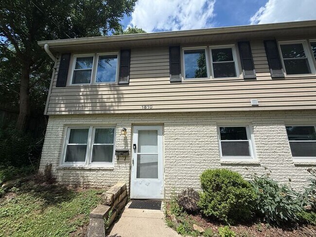 Foto del edificio - $1,750 | 3 Bedroom, 1 Bathroom | FULLY REMODELED | No Pets | Available for August 1st, 2026 Move in!