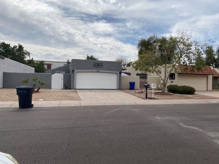 Primary Photo - $2,350 Lovely Remodeled 3 Bedroom-2 bath-2...