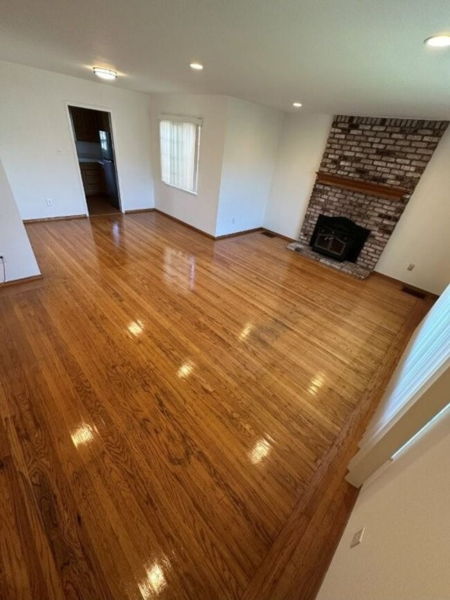 Foto del edificio - Nor Cal Realty, Inc. - 3 Bedroom 1.5  Bath with 2 car garage