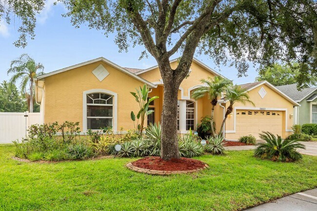 Foto del edificio - Spacious 4BR Pool Home with Jacuzzi in Des...