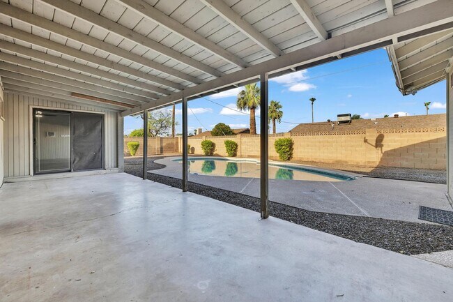 Foto del edificio - ASU 5 BEDROOM/ 2 BATH WITH POOL!!