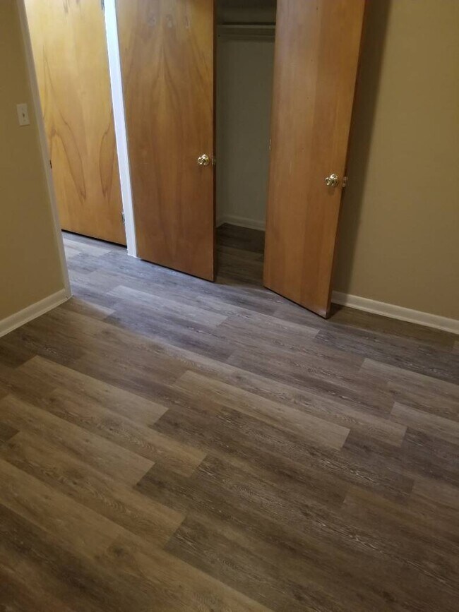 Foto del edificio - 2 bed/1 bath duplex $750/month plus utilities