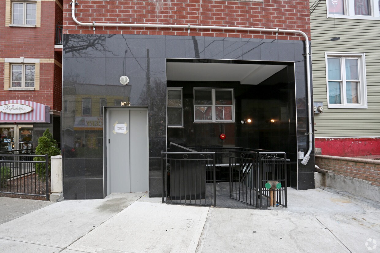 Building Photo - 10712 37th Ave