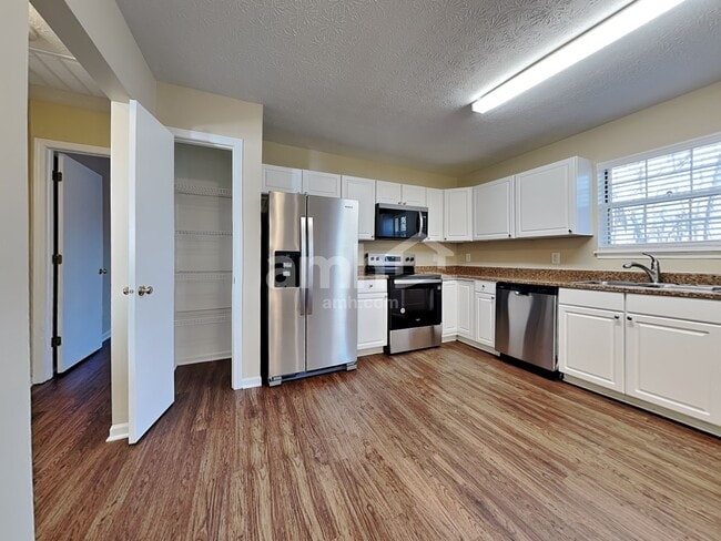 Building Photo - 420 Randy Ln