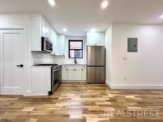 Foto del edificio - BRAND NEW 4 Bed 3 Bath + W/D & DW in unit