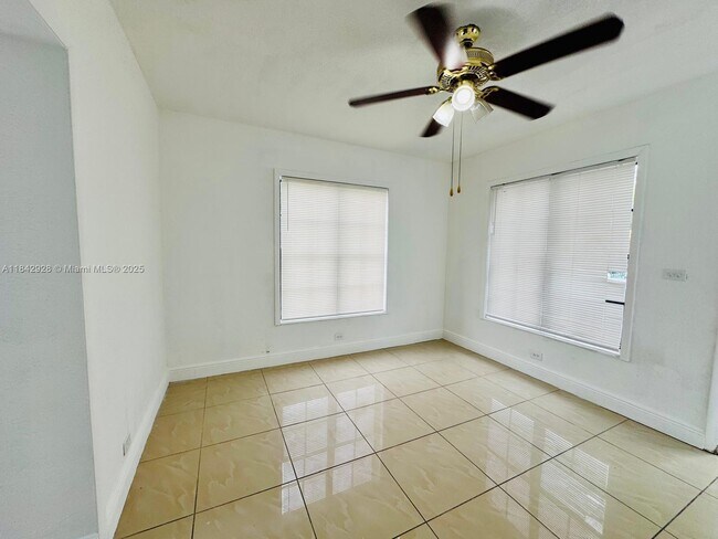 Foto del edificio - 1060 NW 116th St