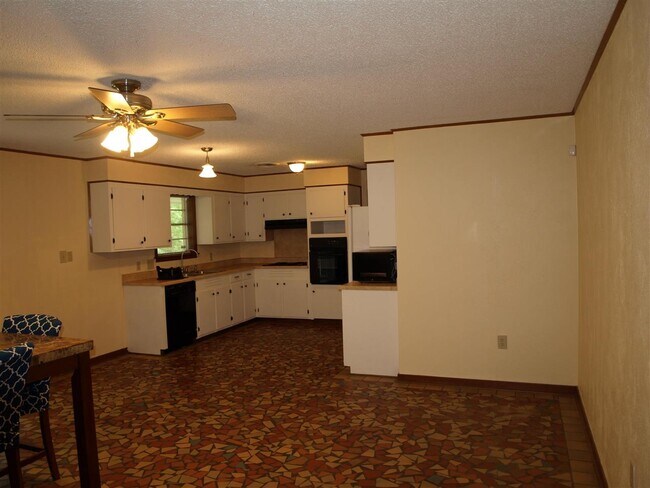 Building Photo - 804 Dogwood Dr