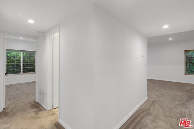 Foto del edificio - 14315 Riverside Dr