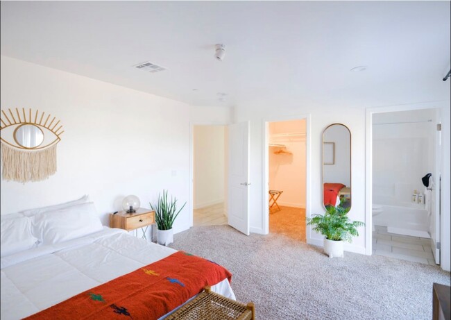 Building Photo - 13609 Avenida la Vis