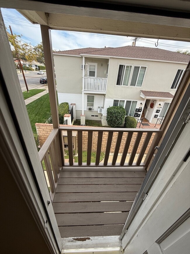 Foto del edificio - 1721 N Glenoaks Blvd