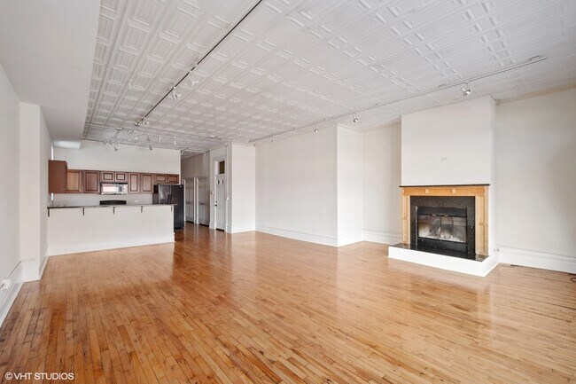 Building Photo - 1370 N Milwaukee Ave