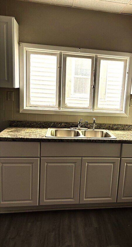 Building Photo - Section 8 Accepted, Cozy 3BR 1BA Home