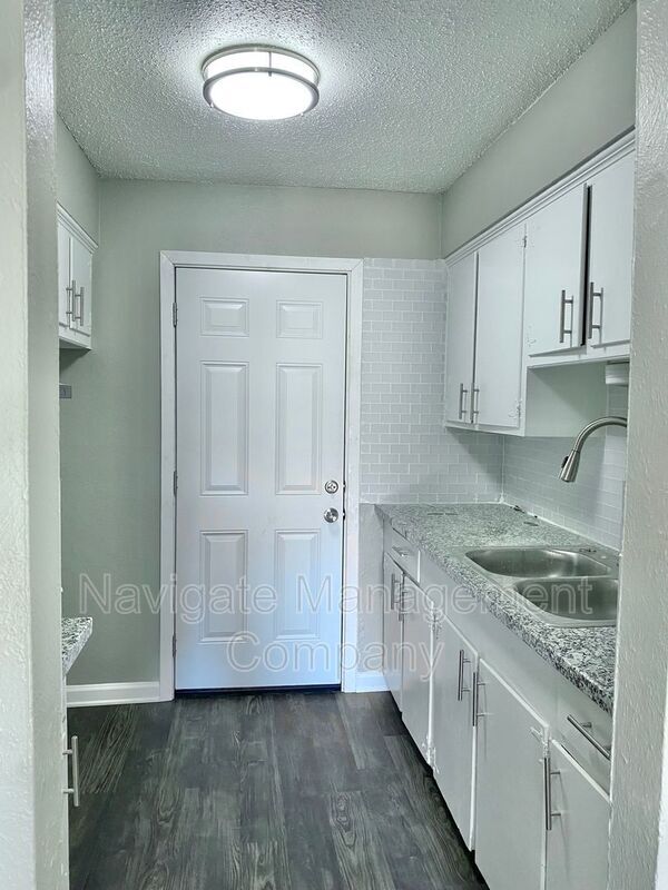 Foto del edificio - 819 Bluebird Dr