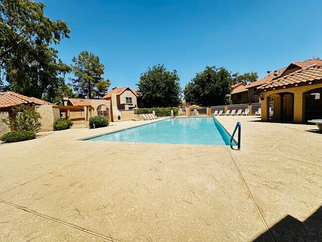 Building Photo - 4901 E Kelton Ln