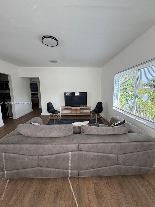 Foto del edificio - 1215 NE 109th St