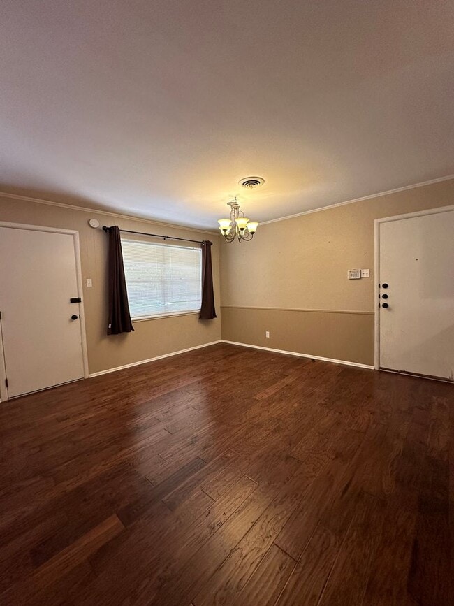 Building Photo - 3/2 with Great Back Yard