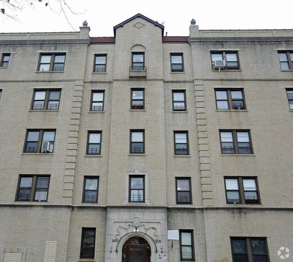 Exterior - 203 E 4th St