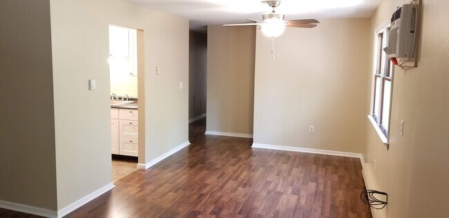 Foto del edificio - 6185 Hocker Dr