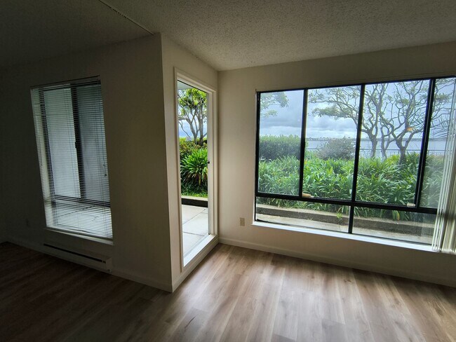 Building Photo - NEWLY UPDATED!! Studio for Rent at the Watergate Apartments in Emeryville!