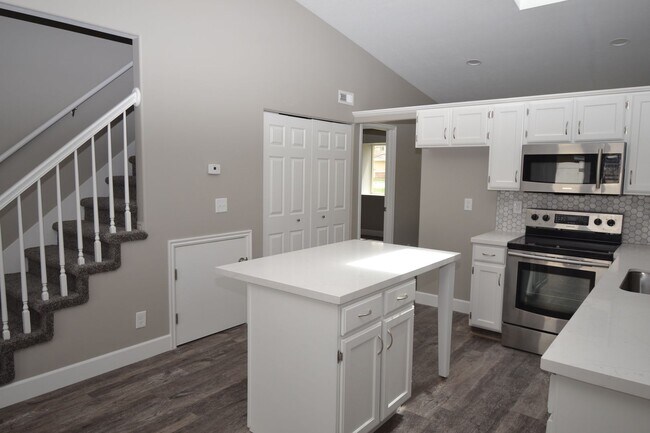 Foto del edificio - Beautiful 4 Bed 2.5 Bath Townhome in West Jordan!!!