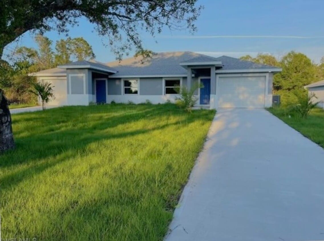 3/2/1 - GREAT LOCATION IN LEHIGH ACRES- BELL BLVD - 3/2/1 - GREAT LOCATION IN LEHIGH ACRES- BELL BLVD