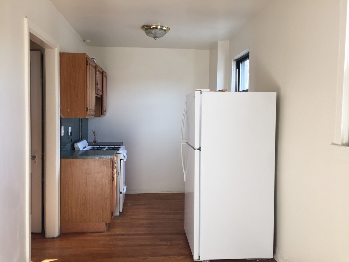 Foto principal - 107 Tibbetts Rd
