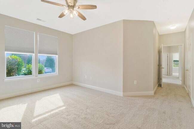 Building Photo - SPACIOUS  3 BEDROOM 2 BATH CONDO IN CLARKS...