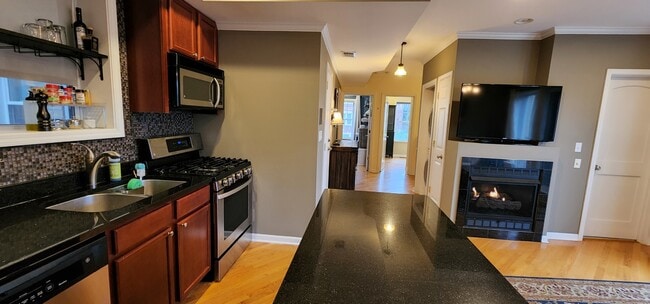 Building Photo - 2055 W Summerdale Ave
