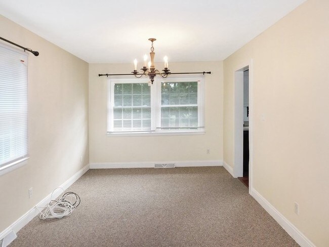 Foto del edificio - 4 Bed 3 Bath Split Foyer with Large Yard