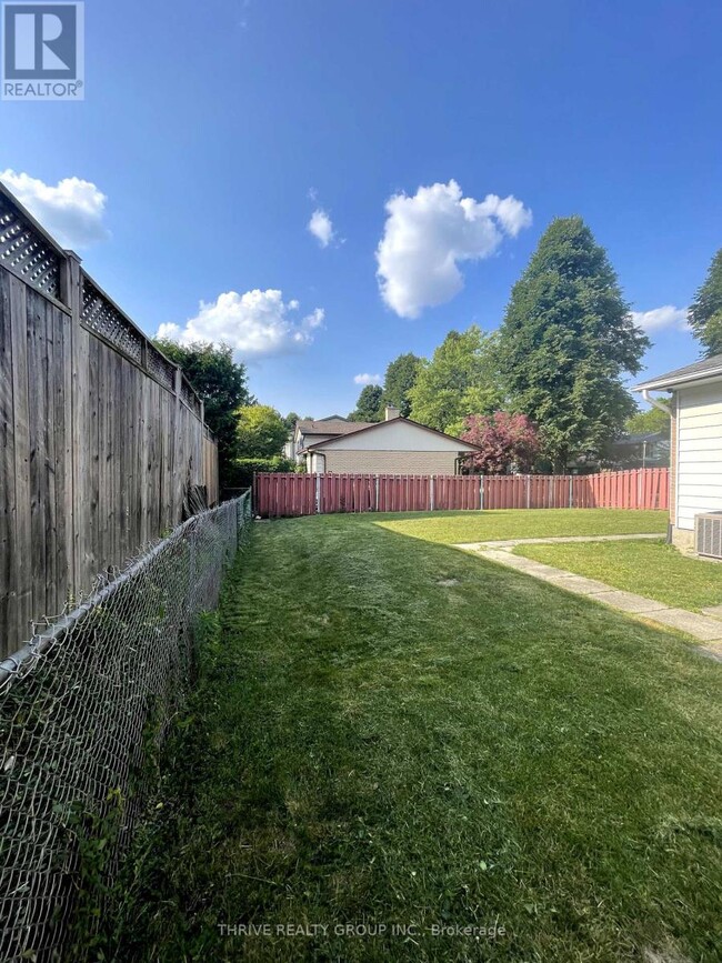 Building Photo - 104 Applewood Crescent