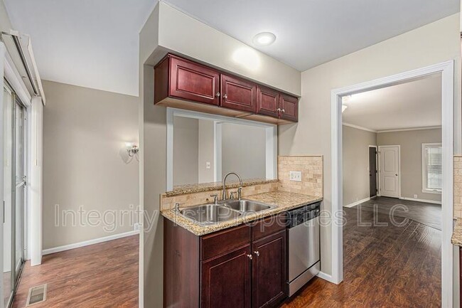 Building Photo - 464 W 104th St