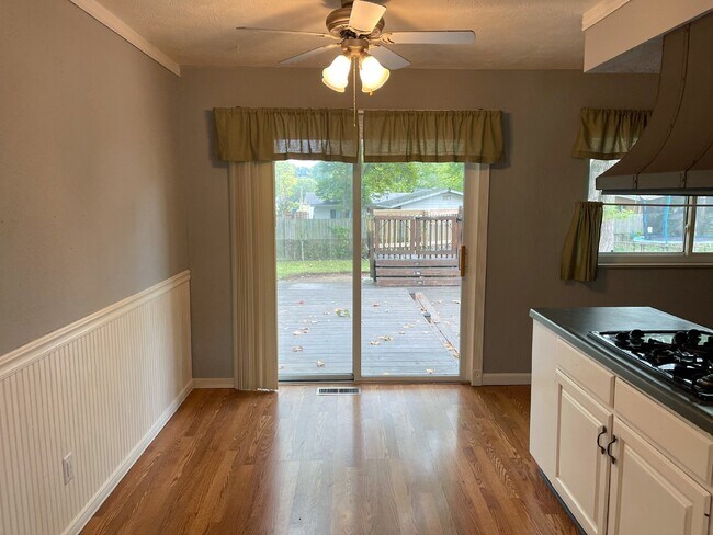 Building Photo - Welcome to your new home in Florissant