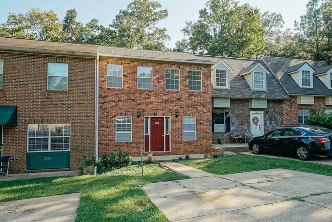 Building Photo - Super Cute 3 bedroom 3 bathroom townhome o...