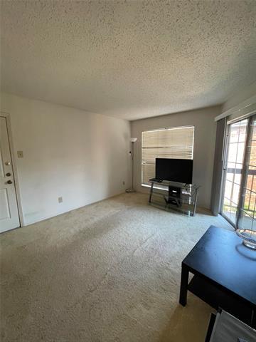 Building Photo - 18333 Roehampton Dr