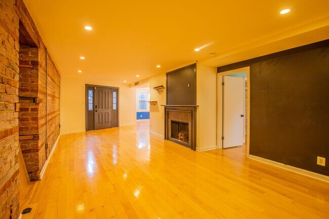 Building Photo - Lovely 2 BR/1.5 BA Apartment in Downtown!