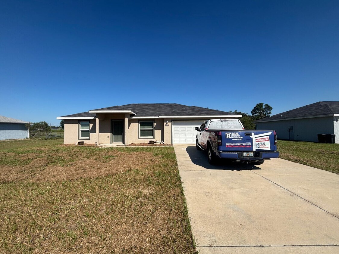 Foto principal - Modern 3 bedroom 2 Bathroom House, No Carpet!