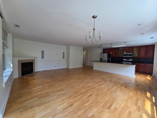 Building Photo - 2220 W Maypole Ave