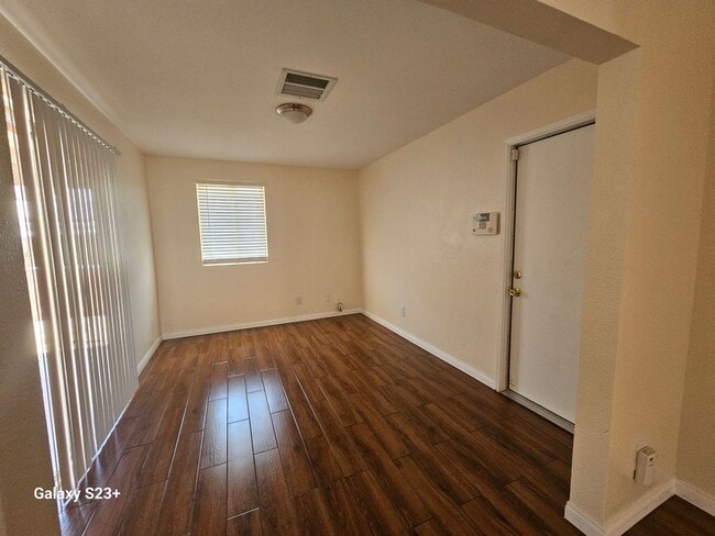 Building Photo - FRESH, CLEAN & BRIGHT 3 BED 2 BATH