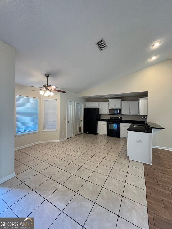 Building Photo - 231 Royal Palms Ave